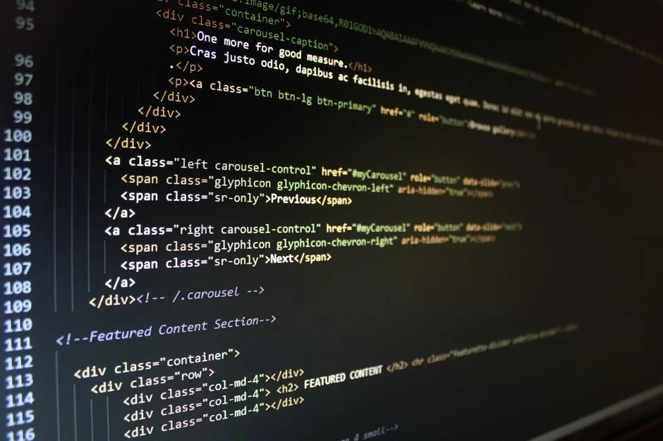 Une tablette affichant un site web financier, accompagnée d’un clavier blanc et d’une souris. Parfaite pour des visuels de stock sur le thème de la technologie.