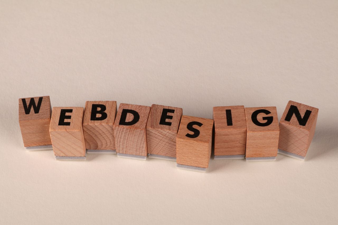 Des blocs en bois formant web design illustrent de façon créative le concept du design numérique.